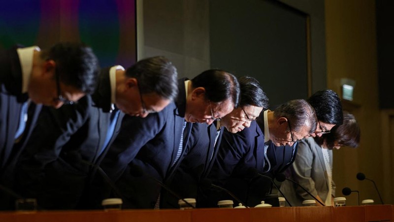 Pejabat Hong Kong membungkuk minta maaf atas kebakaran apartemen Wang Fuk Court, Kamis (29/10/2026). (REUTERS/Tyrone Siu)