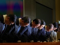 Pejabat Hong Kong membungkuk minta maaf atas kebakaran apartemen Wang Fuk Court, Kamis (29/10/2026). (REUTERS/Tyrone Siu)