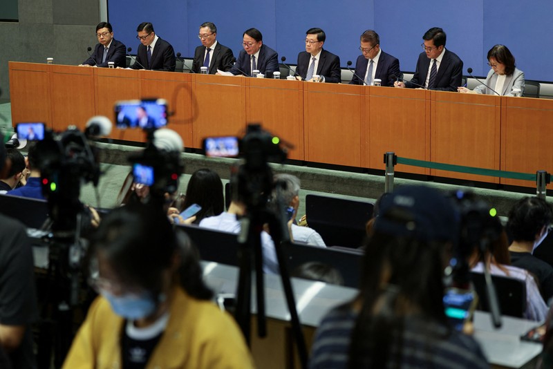 Pejabat Hong Kong membungkuk minta maaf atas kebakaran apartemen Wang Fuk Court, Kamis (29/10/2026). (REUTERS/Tyrone Siu)