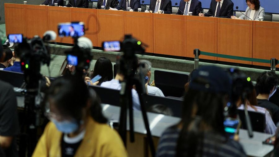 Pejabat Hong Kong membungkuk minta maaf atas kebakaran apartemen Wang Fuk Court, Kamis (29/10/2026). (REUTERS/Tyrone Siu)