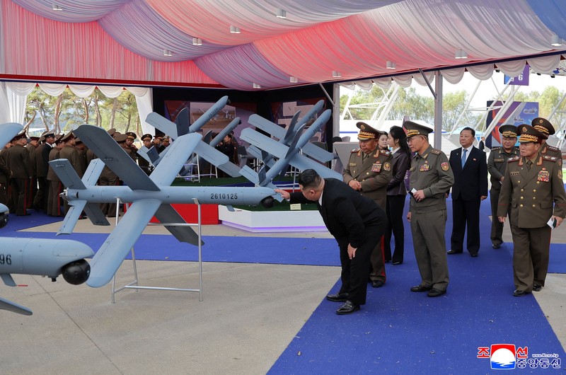 Pemimpin Korea Utara Kim Jong Un menghadiri pameran teknologi penerbangan nirawak dan demonstrasi persenjataan, dalam foto yang dirilis oleh Kantor Berita Pusat Korea (KCNA) milik Korea Utara pada 30 Oktober 2026. (KCNA via REUTERS)