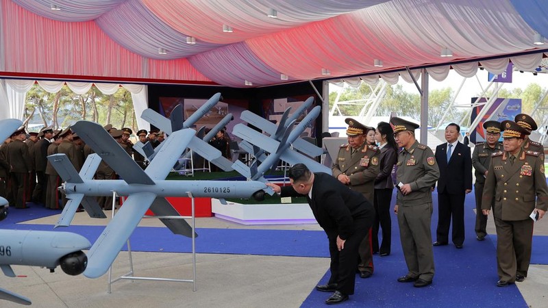 Pemimpin Korea Utara Kim Jong Un menghadiri pameran teknologi penerbangan nirawak dan demonstrasi persenjataan, dalam foto yang dirilis oleh Kantor Berita Pusat Korea (KCNA) milik Korea Utara pada 30 Oktober 2026.
