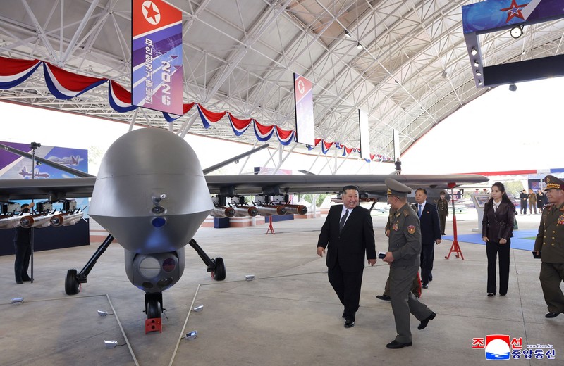 Pemimpin Korea Utara Kim Jong Un menghadiri pameran teknologi penerbangan nirawak dan demonstrasi persenjataan, dalam foto yang dirilis oleh Kantor Berita Pusat Korea (KCNA) milik Korea Utara pada 30 Oktober 2026. (KCNA via REUTERS)