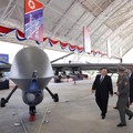 Pemimpin Korea Utara Kim Jong Un menghadiri pameran teknologi penerbangan nirawak dan demonstrasi persenjataan, dalam foto yang dirilis oleh Kantor Berita Pusat Korea (KCNA) milik Korea Utara pada 30 Oktober 2026. (KCNA via REUTERS)