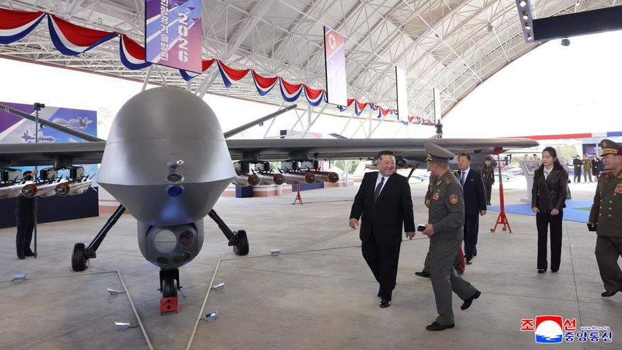 Pemimpin Korea Utara Kim Jong Un menghadiri pameran teknologi penerbangan nirawak dan demonstrasi persenjataan, dalam foto yang dirilis oleh Kantor Berita Pusat Korea (KCNA) milik Korea Utara pada 30 Oktober 2026. (KCNA via REUTERS)