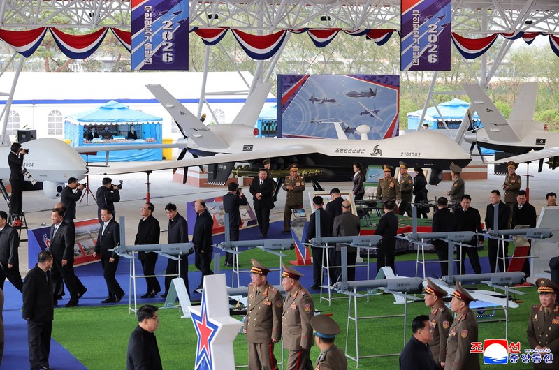 Pemimpin Korea Utara Kim Jong Un menghadiri pameran teknologi penerbangan nirawak dan demonstrasi persenjataan, dalam foto yang dirilis oleh Kantor Berita Pusat Korea (KCNA) milik Korea Utara pada 30 Oktober 2026. (KCNA via REUTERS)