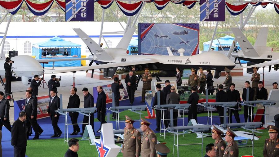 Pemimpin Korea Utara Kim Jong Un menghadiri pameran teknologi penerbangan nirawak dan demonstrasi persenjataan, dalam foto yang dirilis oleh Kantor Berita Pusat Korea (KCNA) milik Korea Utara pada 30 Oktober 2026.