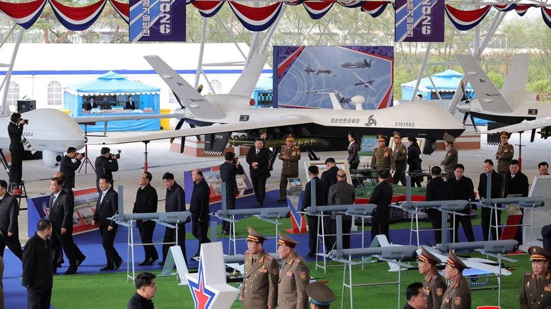 Pemimpin Korea Utara Kim Jong Un menghadiri pameran teknologi penerbangan nirawak dan demonstrasi persenjataan, dalam foto yang dirilis oleh Kantor Berita Pusat Korea (KCNA) milik Korea Utara pada 30 Oktober 2026.