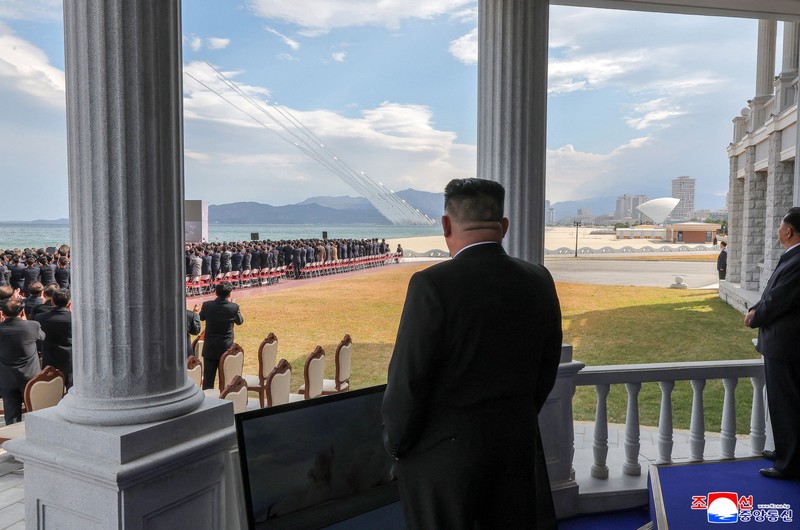 Pemimpin Korea Utara Kim Jong Un menghadiri pameran teknologi penerbangan nirawak dan demonstrasi persenjataan, dalam foto yang dirilis oleh Kantor Berita Pusat Korea (KCNA) milik Korea Utara pada 30 Oktober 2026. (KCNA via REUTERS)
