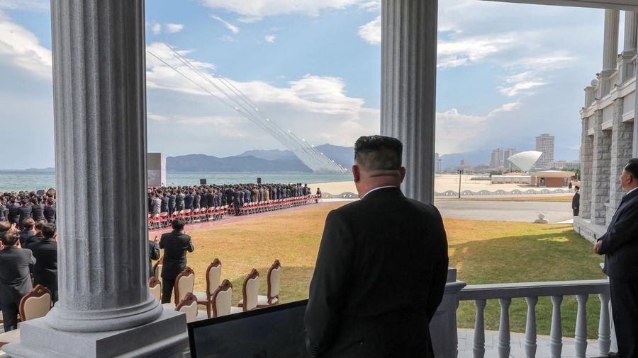Pemimpin Korea Utara Kim Jong Un menghadiri pameran teknologi penerbangan nirawak dan demonstrasi persenjataan, dalam foto yang dirilis oleh Kantor Berita Pusat Korea (KCNA) milik Korea Utara pada 30 Oktober 2026.