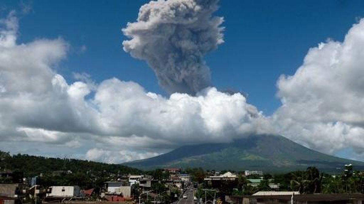 Gunung Mayon di Filipina Erupsi, Semburkan Abu Vulkanik Setinggi 3.000 Meter — NadiKabar.com