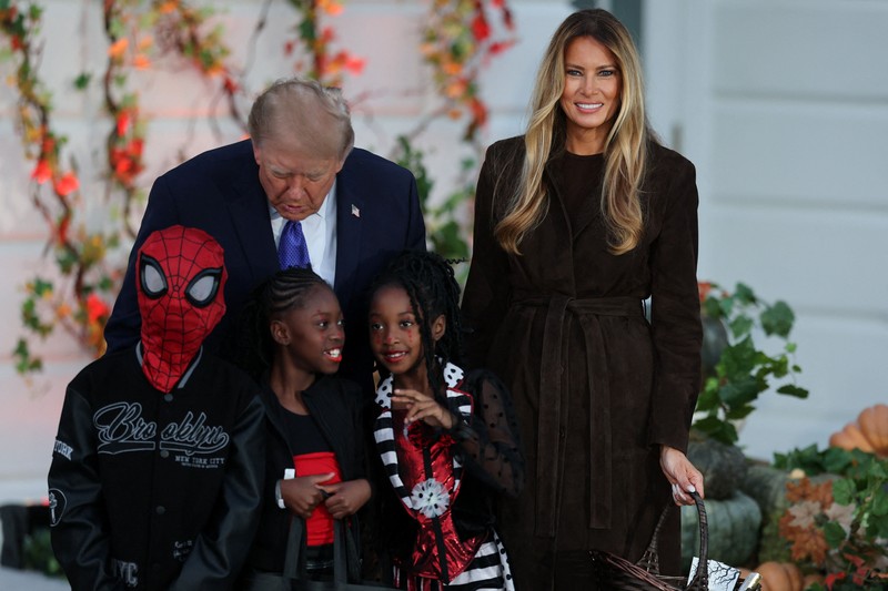 Presiden AS Donald Trump dan Ibu Negara Melania Trump menghadiri acara Halloween di Gedung Putih di Washington, DC, AS, pada 29 Oktober 2026. (REUTERS/Eric Lee)