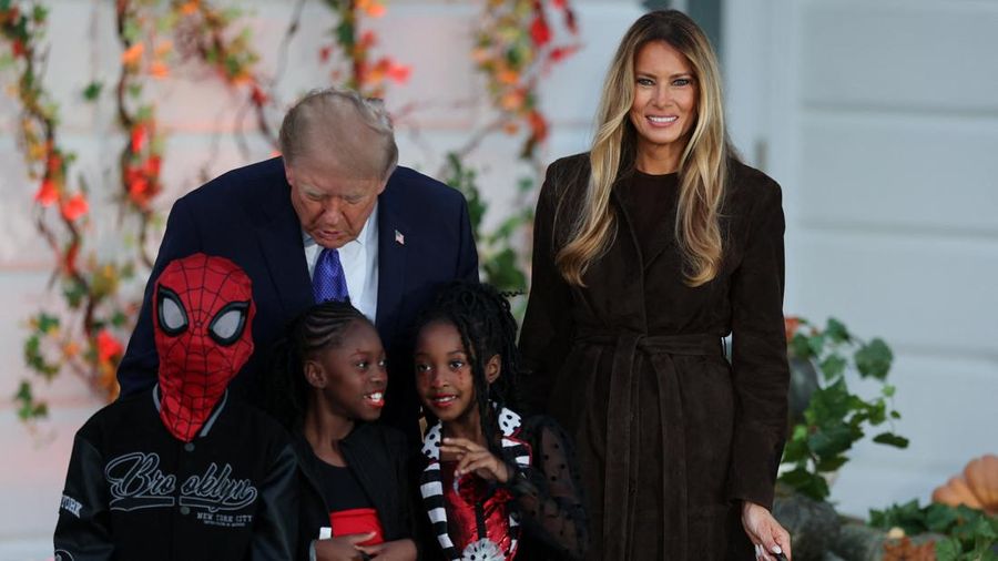 Presiden AS Donald Trump dan Ibu Negara Melania Trump berfoto bersama anak-anak dalam acara Halloween di Gedung Putih di Washington, DC, AS, pada 29 Oktober 2026.