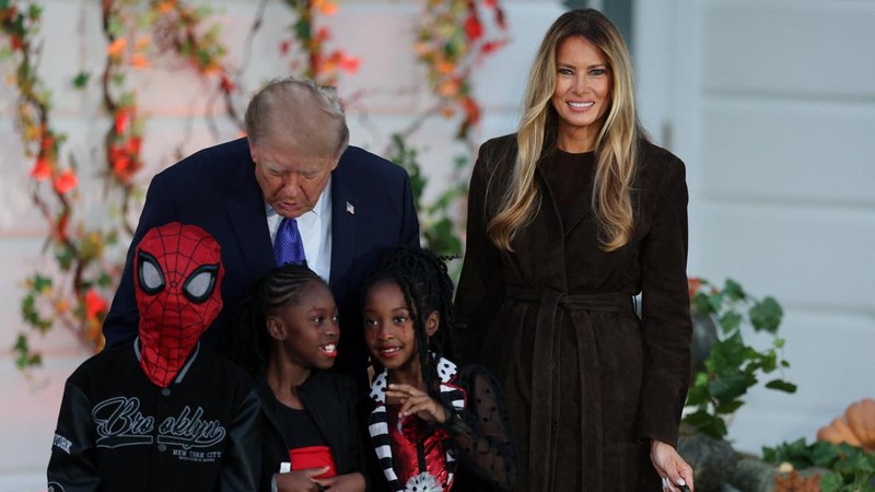 Presiden AS Donald Trump dan Ibu Negara Melania Trump berfoto bersama anak-anak dalam acara Halloween di Gedung Putih di Washington, DC, AS, pada 29 Oktober 2026.