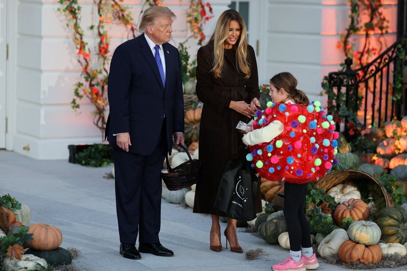 Presiden AS Donald Trump dan Ibu Negara Melania Trump menghadiri acara Halloween di Gedung Putih di Washington, DC, AS, pada 29 Oktober 2026. (REUTERS/Eric Lee)