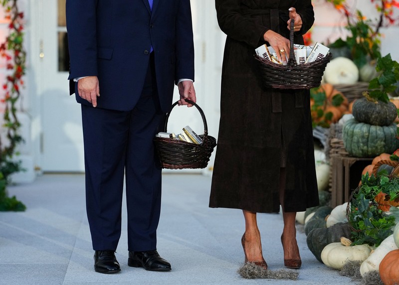 Presiden AS Donald Trump dan Ibu Negara Melania Trump menghadiri acara Halloween di Gedung Putih di Washington, DC, AS, pada 29 Oktober 2026. (REUTERS/Eric Lee)