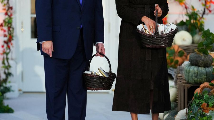 Presiden AS Donald Trump dan Ibu Negara Melania Trump membawa permen saat menjadi tuan rumah acara Halloween di Gedung Putih di Washington, DC, AS, pada 29 Oktober 2026.