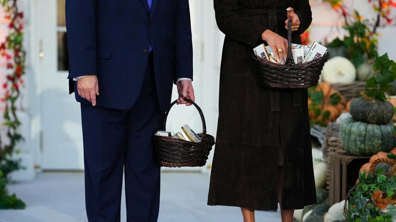 Presiden AS Donald Trump dan Ibu Negara Melania Trump membawa permen saat menjadi tuan rumah acara Halloween di Gedung Putih di Washington, DC, AS, pada 29 Oktober 2026.