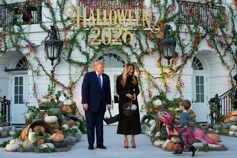 Presiden AS Donald Trump dan Ibu Negara Melania Trump menghadiri acara Halloween di Gedung Putih di Washington, DC, AS, pada 29 Oktober 2026. (REUTERS/Eric Lee)