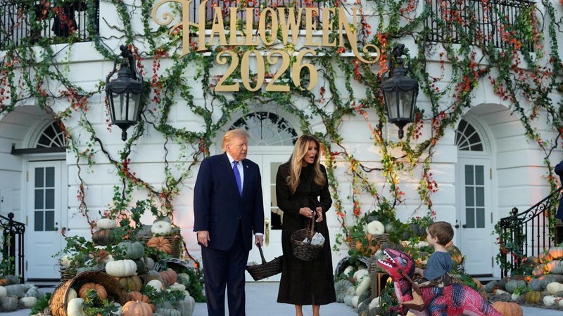 Presiden AS Donald Trump dan Ibu Negara Melania Trump menghadiri acara Halloween di Gedung Putih di Washington, DC, AS, pada 29 Oktober 2026. (REUTERS/Eric Lee)
