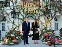 Presiden AS Donald Trump dan Ibu Negara Melania Trump menghadiri acara Halloween di Gedung Putih di Washington, DC, AS, pada 29 Oktober 2026. (REUTERS/Eric Lee)