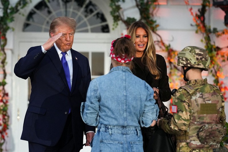 Presiden AS Donald Trump dan Ibu Negara Melania Trump menghadiri acara Halloween di Gedung Putih di Washington, DC, AS, pada 29 Oktober 2026. (REUTERS/Eric Lee)