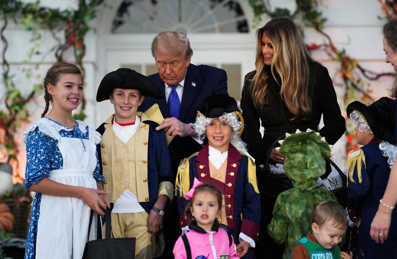 Presiden AS Donald Trump dan Ibu Negara Melania Trump menghadiri acara Halloween di Gedung Putih di Washington, DC, AS, pada 29 Oktober 2026. (REUTERS/Eric Lee)