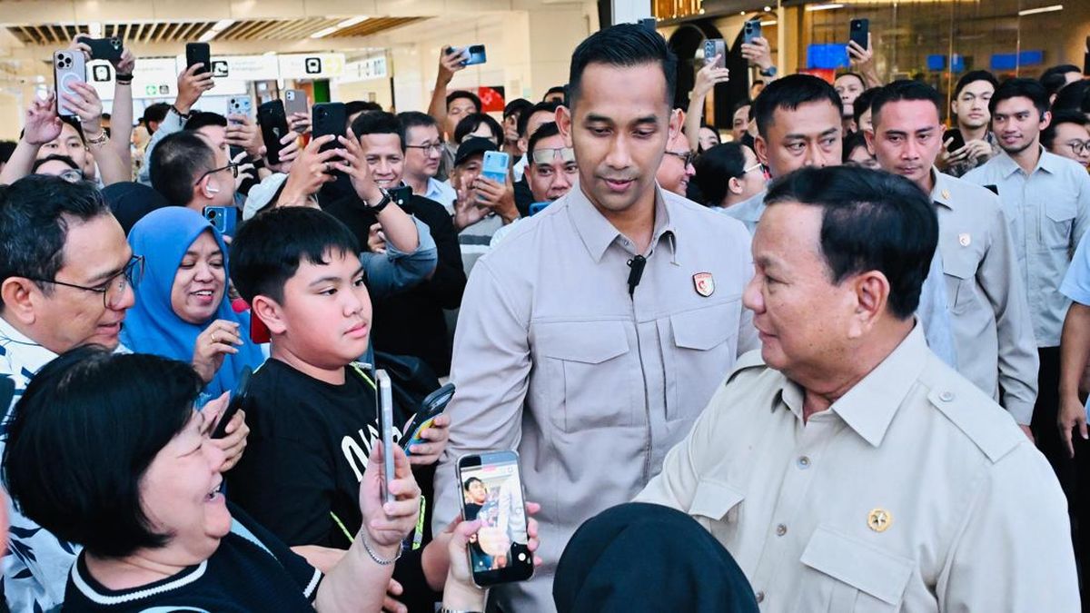 Prabowo Pulang dari Bandung Naik Whoosh, Sapa dan Foto Bareng Warga di Halim — NadiKabar.com
