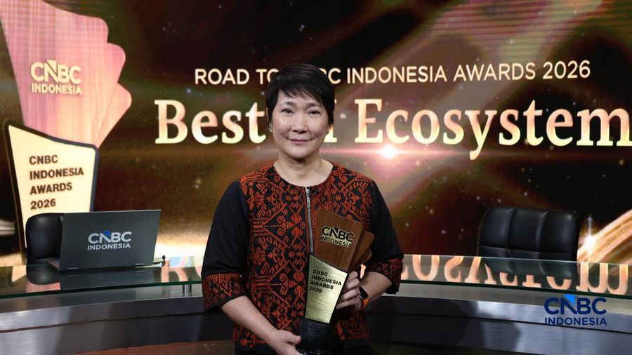 President Director, Ingram Micro Indonesia, Mulia Dewi Karnadi menerima penghargaan Best Enterprise AI Ecosystem dalam Road to CNBC Indonesia Awards 2026 kategori Best AI Ecosystem di Studio CNBC Indonesia Jakarta, Jumat (30/10/2026). (CNBC Indonesia