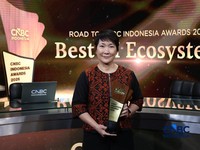 President Director, Ingram Micro Indonesia, Mulia Dewi Karnadi menerima penghargaan Best Enterprise AI Ecosystem dalam Road to CNBC Indonesia Awards 2026 kategori Best AI Ecosystem di Studio CNBC Indonesia Jakarta, Jumat (30/10/2026). (CNBC Indonesia