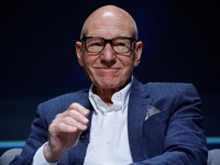 Profil Aktor Patrick Stewart. (REUTERS/Eric Gaillard)