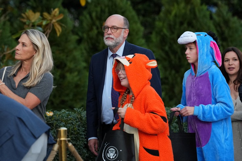 Presiden AS Donald Trump dan Ibu Negara Melania Trump menghadiri acara Halloween di Gedung Putih di Washington, DC, AS, pada 29 Oktober 2026. (REUTERS/Eric Lee)