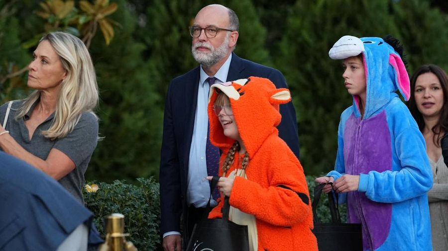 Russell Vought, Direktur Kantor Manajemen dan Anggaran Amerika Serikat, tampak mengantre saat menghadiri acara Halloween yang diselenggarakan oleh Presiden AS Donald Trump dan Ibu Negara Melania Trump di Gedung Putih, Washington, DC, AS, pada 29 Oktober 2026.