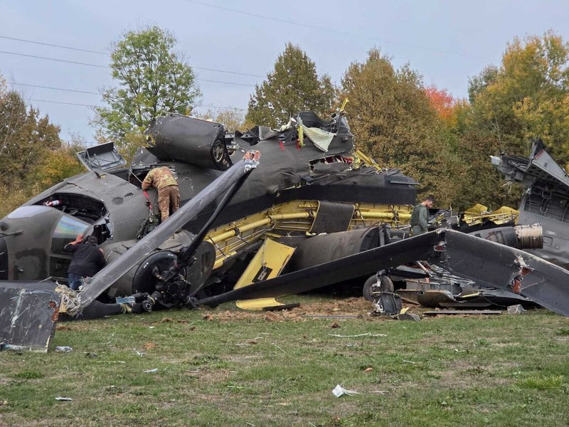 Sebuah helikopter militer Italia jatuh saat menjalani misi pelatihan di Bosnia pada Kamis (29/10/2026), menewaskan empat anggota pasukan Uni Eropa (EUFOR) dan melukai 11 orang lainnya. (via REUTERS/klix.ba)