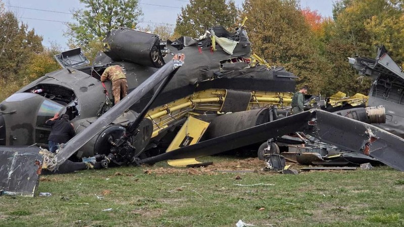 Sebuah helikopter militer Italia jatuh saat menjalani misi pelatihan di Bosnia pada Kamis (29/10/2026), menewaskan empat anggota pasukan Uni Eropa (EUFOR) dan melukai 11 orang lainnya. (via REUTERS/klix.ba)