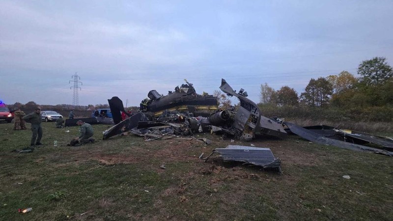 Sebuah helikopter militer Italia jatuh saat menjalani misi pelatihan di Bosnia pada Kamis (29/10/2026), menewaskan empat anggota pasukan Uni Eropa (EUFOR) dan melukai 11 orang lainnya.