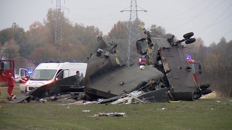 Sebuah helikopter militer Italia jatuh saat menjalani misi pelatihan di Bosnia pada Kamis (29/10/2026), menewaskan empat anggota pasukan Uni Eropa (EUFOR) dan melukai 11 orang lainnya. (via REUTERS/klix.ba)