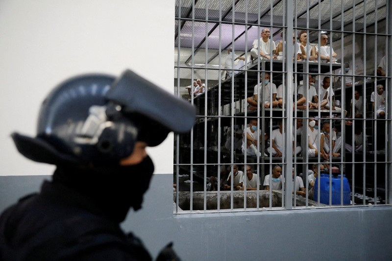 Menteri Kehakiman dan Keamanan Publik El Salvador, Gustavo Villatoro, serta Menteri Pertahanan El Salvador, Rene Francis Merino Monroy, mendampingi Presiden Peru, Keiko Fujimori, dalam kunjungan ke Pusat Penahanan Terorisme (CECOT) di Tecoluca, El Salvador, pada 29 Oktober 2026. (REUTERS/Jose Cabezas)
