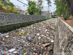 Sungai di Mataram Penuh Sampah, padahal Baru Dibersihkan