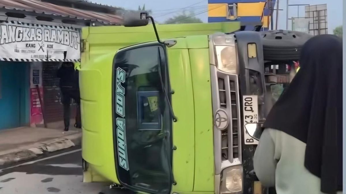 Sopir Diduga Ngantuk, Truk Tabrak Pembatas Jalan hingga Terguling di Bogor — NadiKabar.com