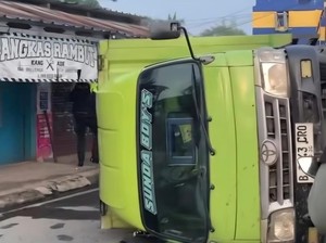 Sopir Diduga Ngantuk, Truk Tabrak Pembatas Jalan hingga Terguling di Bogor