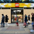Orang-orang berjalan melewati sebuah toko Lego yang diamankan dengan papan kayu menjelang aksi protes yang diperkirakan akan dilakukan oleh gerakan pemuda "Gen Z regelt" di Berlin, Jerman, pada 30 Oktober 2026. (REUTERS/Annegret Hilse)
