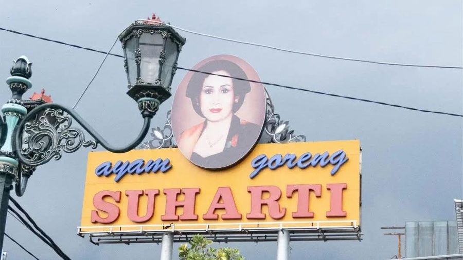 Sebuah papan nama Ayam Goreng Suharti. (Facebook/Ayam Goreng Suharti)