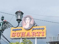 Sebuah papan nama Ayam Goreng Suharti. (Facebook/Ayam Goreng Suharti)
