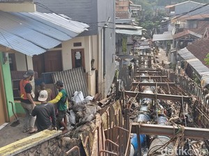 Tanggul Sungai Cikalintu Bandung Jebol, 3 Rumah Warga Rusak