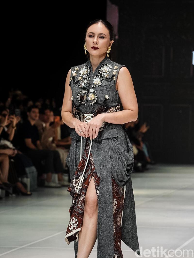 Pesona Luna Maya, Wulan Guritno & Tasya Farasya Catwalk di JFW 2027